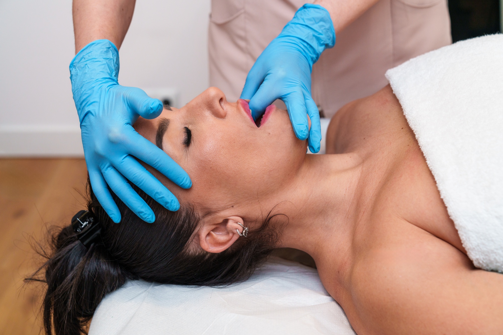 Effective TMJ Stretching and Traction Therapy for Jaw Relief